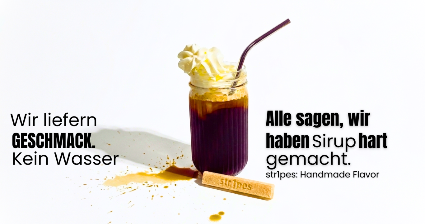 Sirup für dein Kaffee war gestern Ein Glas mit Kaffee, Sahne und einem Str1pes daneben, mit Text über Geschmack und Qualität.